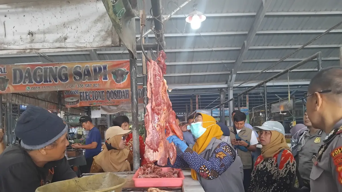 Tim Satgas Pangan lakukan sidak di Pasar Gringging Kecamatan Grogol (Diana Yunita)