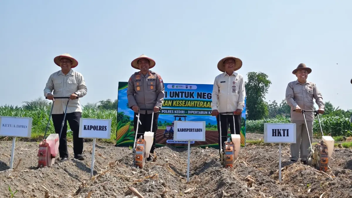 Wakil Ketua DPRD Kabupaten Kediri, Kapolres Kediri, dan Plt Kepala Dispertabun serta Ketua HKTI sedang lakukan tanam jagung. (Foto Asad MS)