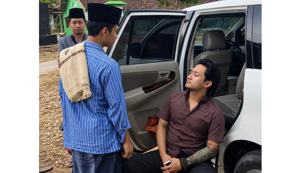 Den-GT sejak usia 17 tahun sudah hobby menyamar bak sosok misterius dengan penampilan perlente. (istimewa)