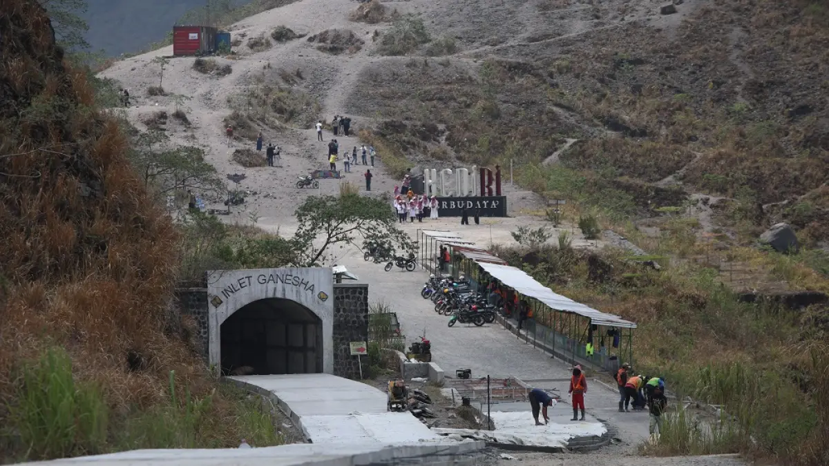 Pemkab Kediri sedang mengebut perbaikan jalan puncak Kelud. (Foto Wahyu Adji)