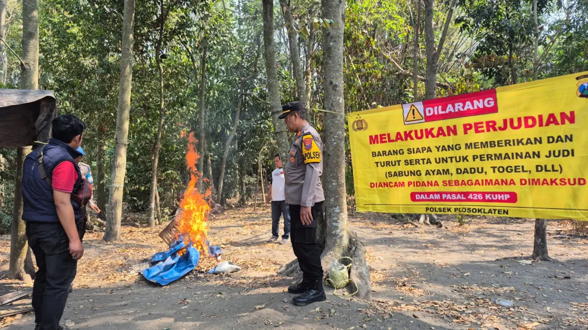 Polsek lakukan pengecekan lokasi diduga tempat sambung ayam. (Foto Polsek Plosoklaten)