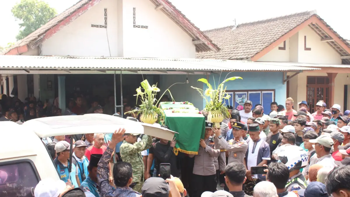 Proses pemakaman Aditya di rumah duka. (Foto Asad MS)