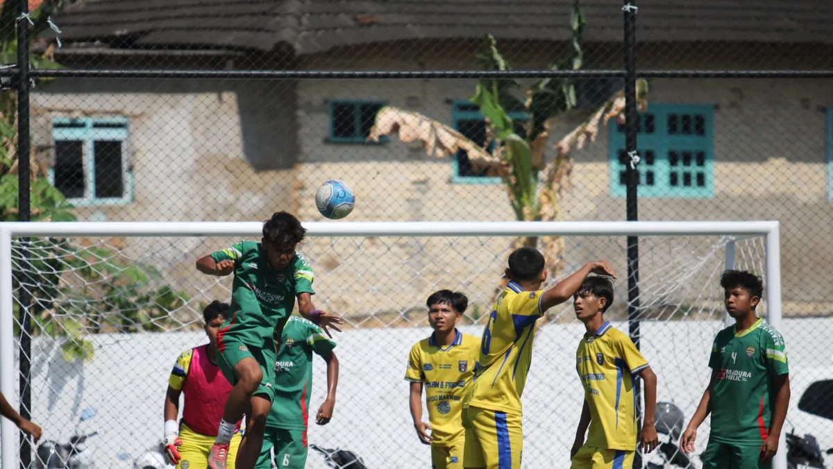 KETAT: Pemain MAN 2 Pamekasan (jersey hijau) menghalau bola atas saat mendapat serangan dari pemain-pemain SMAN 4 Pamekasan di Turnamen Bahlil Mini Soccer Asyik Menuju Puncak Zona 8 Madura di Puri Dewata Mini Soccer Pamekasan, kemarin. FAHMI JALIL/RADAR MADUR