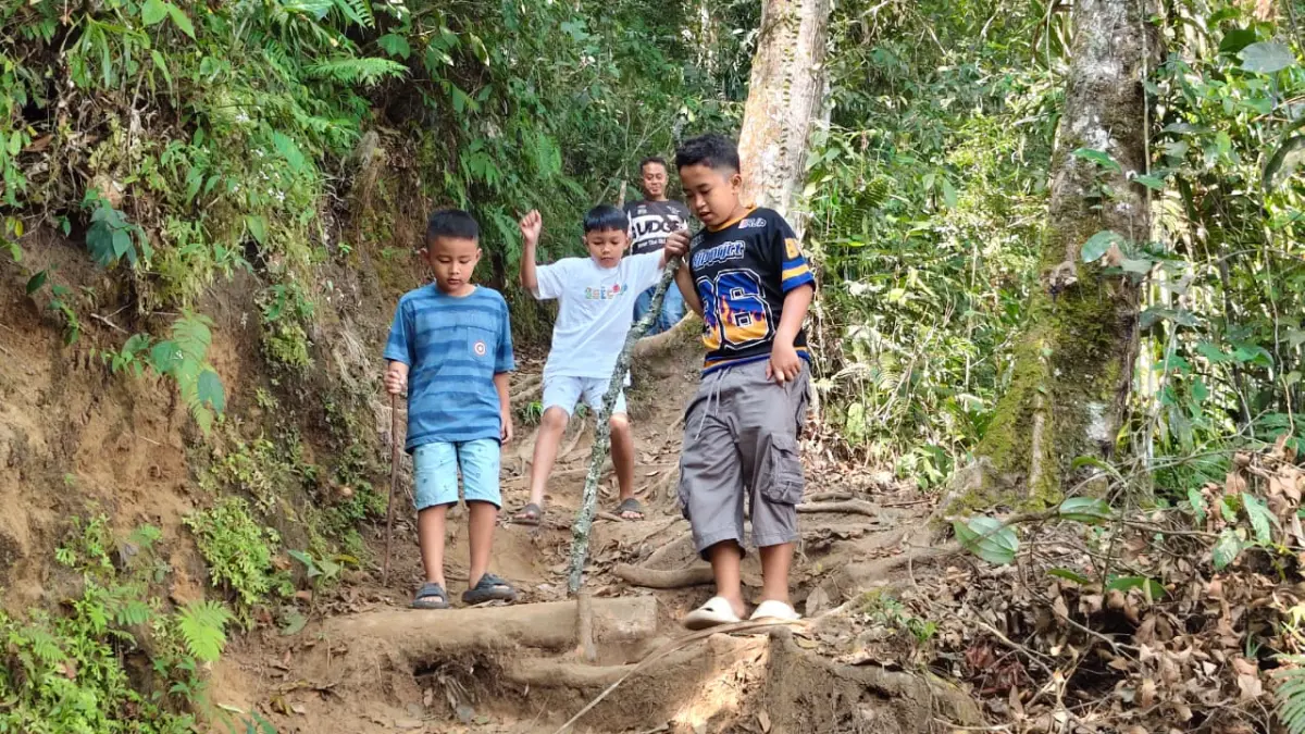 Rute Tembelang yang singkat dapat ditempuh oleh segala kalangan dan usia namun tetap dengan pendampingan. (Foto Asad MS)