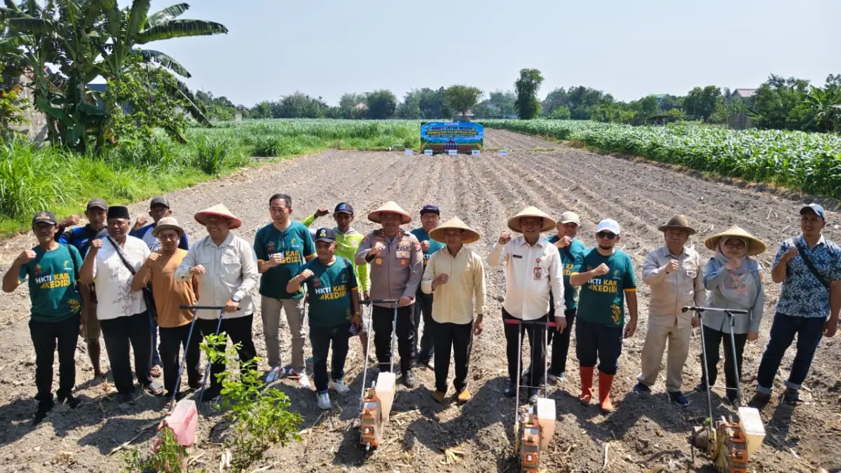 SINERGI MEMAJUKAN PERTANIAN: Penanaman jagung di Desa Sambiresik, Gampengrejo jadi amunisi semangat baru untuk mengejar target penanaman seluas 57 ribu hektare tahun 2026 ini. (Foto: Asad MS)