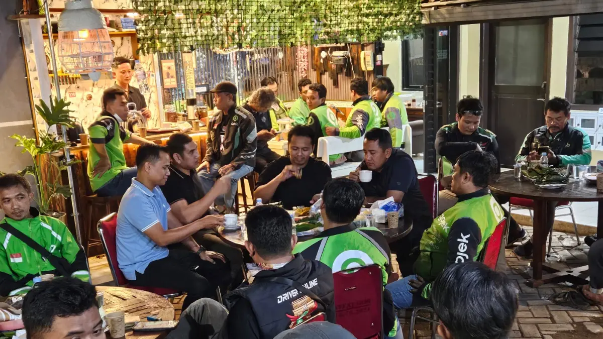 Suasana keakraban di Pojok Cafe Polsek Pare.