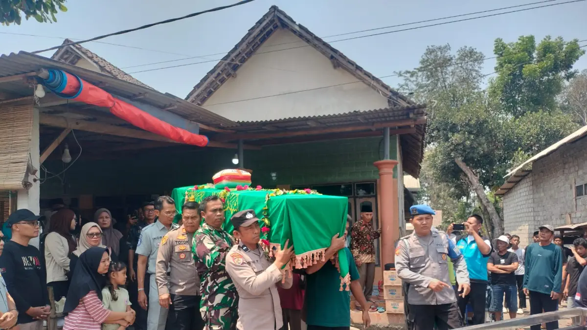 Jenazah Ibnu Darmawan Korban KM Virgo sebelum disemayamkan di kampung halaman di Kediri.