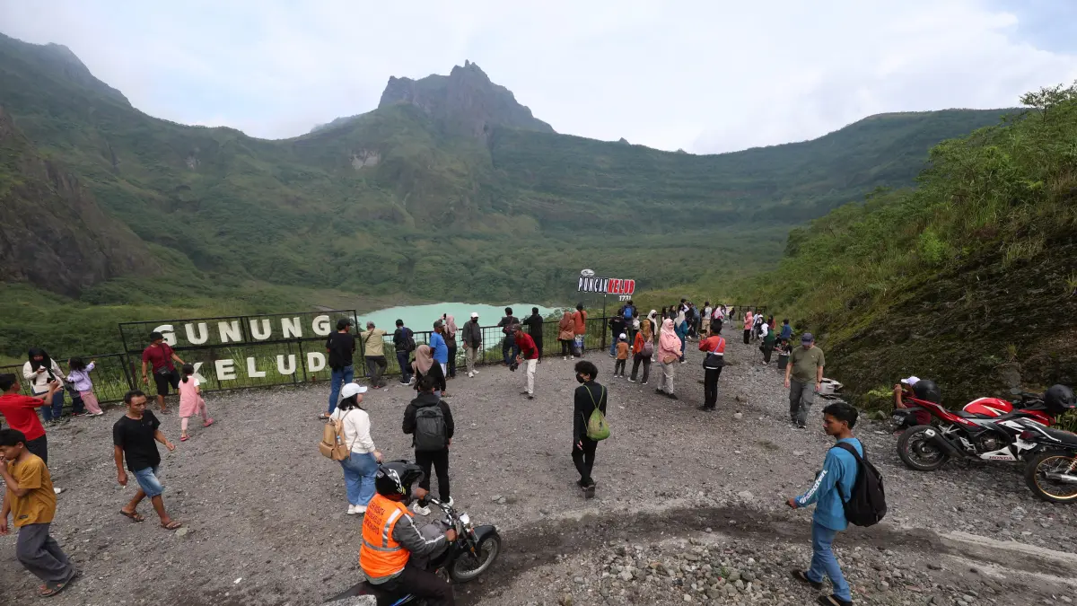 Puncak Kelud ramai dikunjungi wisatawan. (Foto Wahyu Adji)