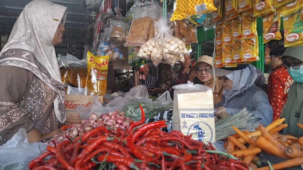 Tim satgas pangan memeriksa sayuran terutama cabai yang tengah melonjak (Diana Yunita)