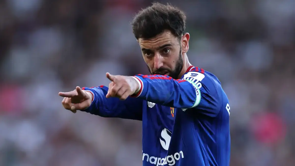 Bruno Fernandes memimpin Manchester United dengan penuh semangat dari atas lapangan. (sumber: Getty Image)