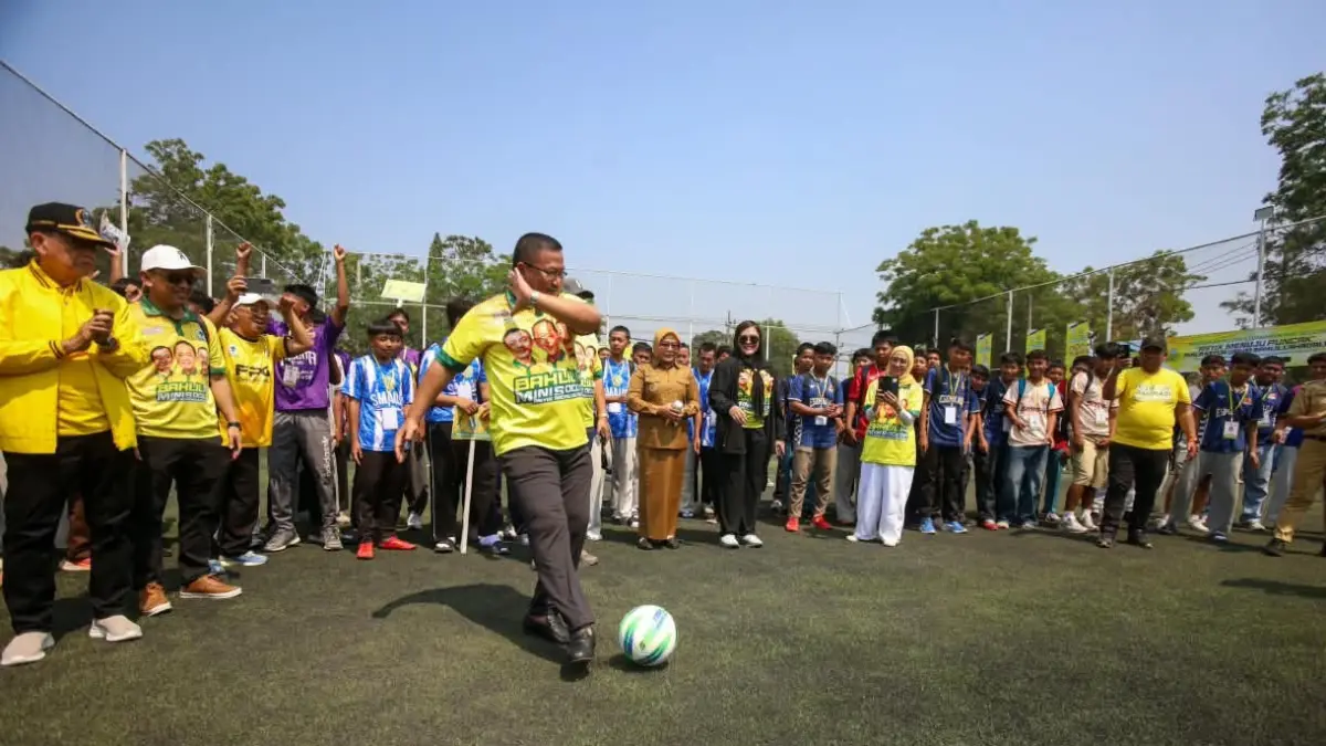 TENDANGAN PERTAMA: Ketua DPD Partai Golkar Jawa Timur Ali Mufthi melakukan tendangan pertama, menandai dimulainya Turnamen Bahlil Mini Soccer Asyik Menuju Puncak Zona 9 Kota/Kabupaten Probolinggo-Pasuruan, Senin (28/9) pagi di lapangan Probolinggo Mini Soccer Kota Probolinggo.