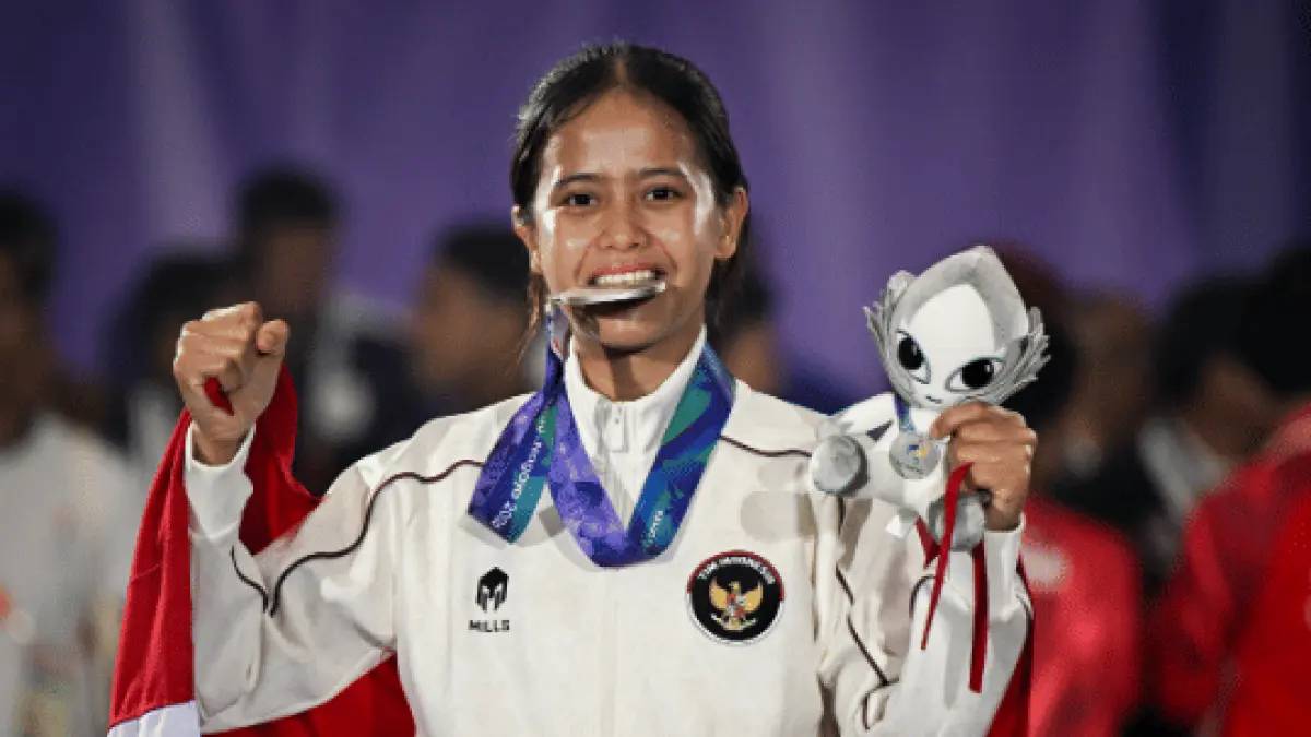 Atlet teqball Indonesia Sumaya berpose dengan medali perak seusai bertanding melawan atlet teqball Myanmar Wai Khin Hnin pada final tunggal putri teqball Asian Games Aichi-Nagoya 2026 di Nagoya City Higashi Sports Center, Aichi, Jepang, Minggu (20/9/2026).( ANTARA FOTO/Fauzan)