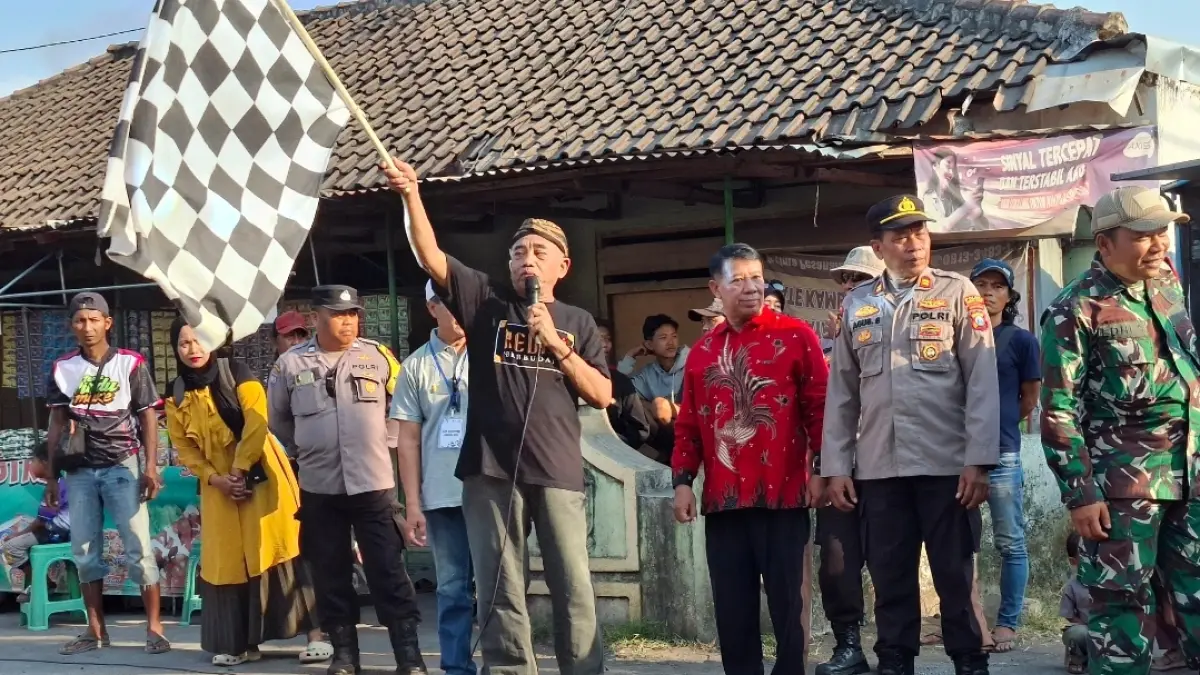 RESMI: Kades Sonorejo H.A. Choliq Efendi bersama Kasi PMD Didik Prasetyo (tengah) dan Wakapolsek Iptu Agus Santoso memberangkatkan peserta karnaval.