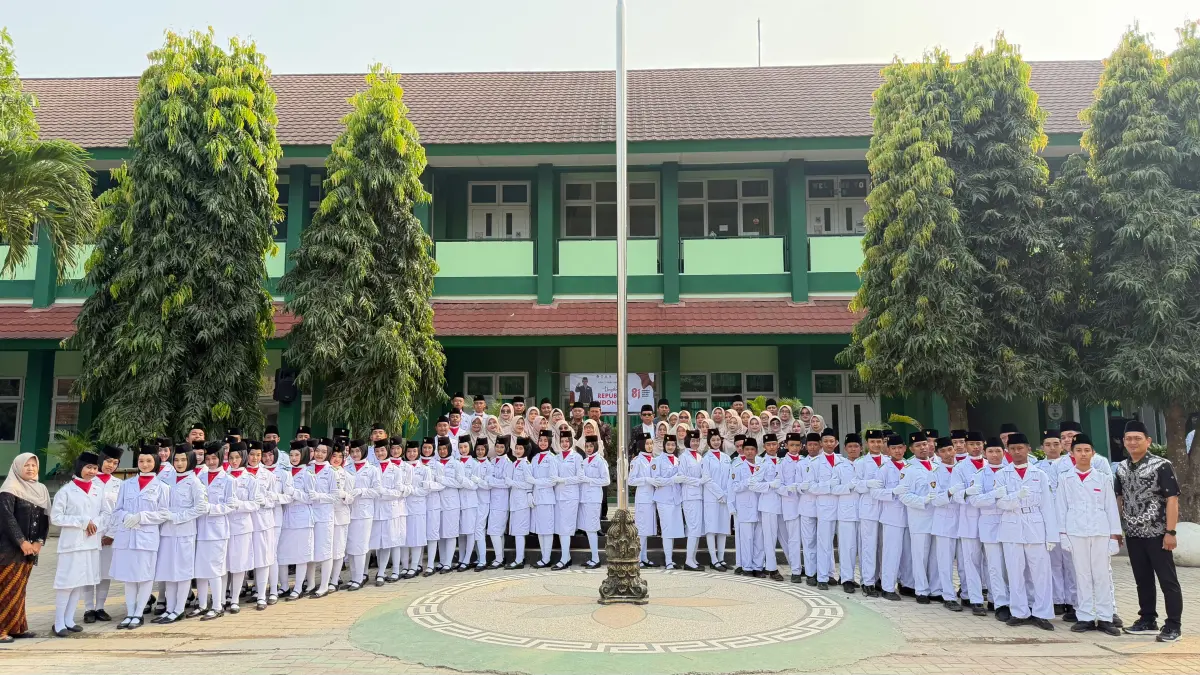 Caption: BERKARAKTER: Para siswa MTsN 2 Kediri berbaris dengan seragam resmi di halaman madrasahnya. (Foto: MTsN 2 Kediri)