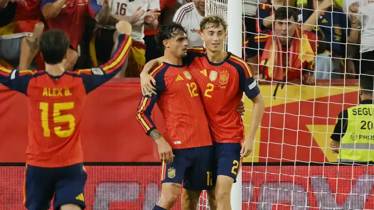 Dani Olmo dan para pemain Spanyol merayakan momen penting bersama di depan pendukung La Roja. (sumber: AFP)