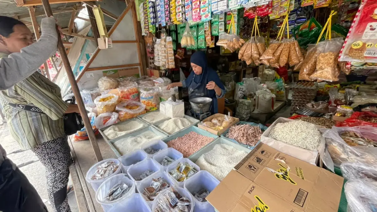 kios penjual beras di pasar setono betek