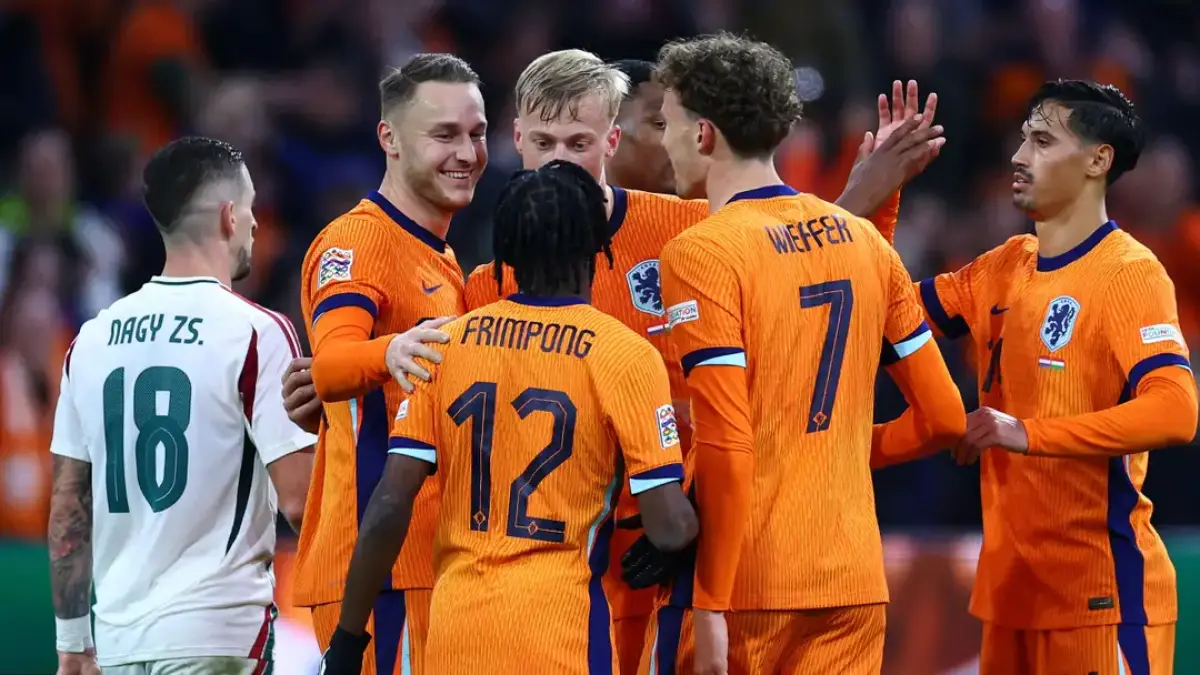 Skuad Belanda merayakan momen bersama setelah mencetak gol, dengan Jeremie Frimpong dan Mats Wieffer turut menjadi sorotan. (Sumber foto: Getty Images)