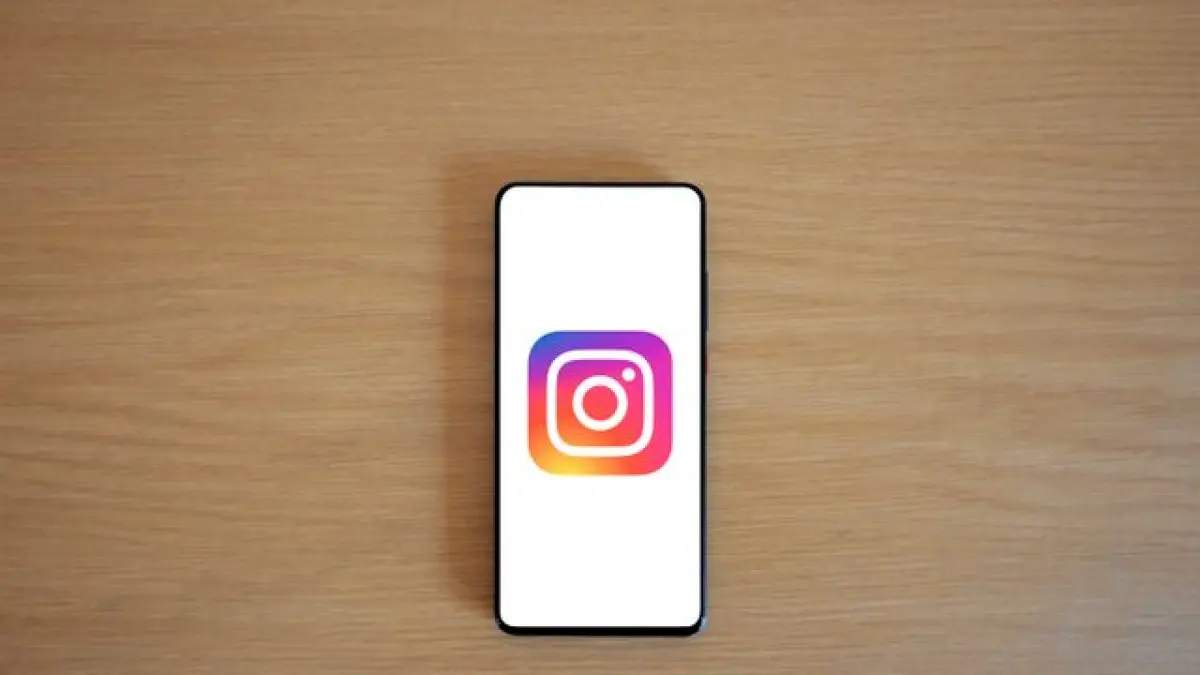 Ilustrasi Instagram dalam Ponsel