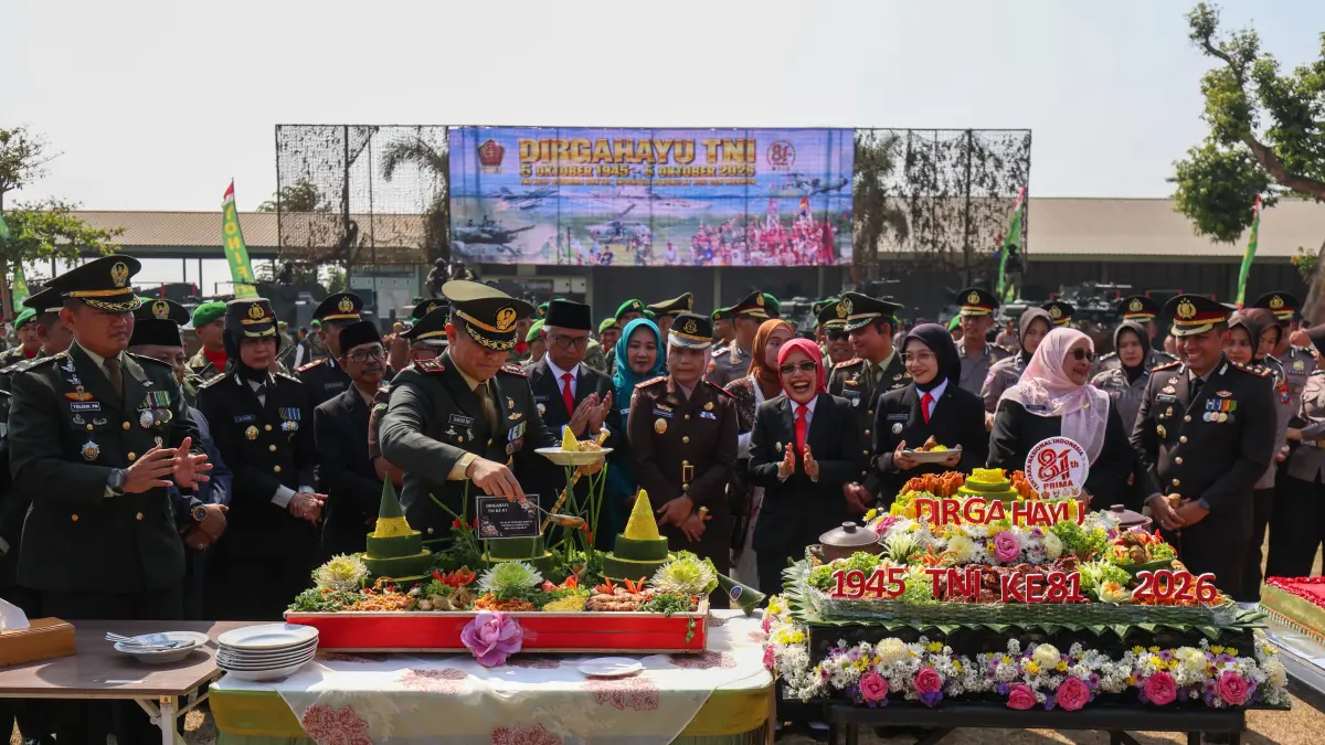 Komando Distrik Militer (Kodim) 0809 Kediri menggelar upacara peringatan Hari Ulang Tahun (HUT) ke-81 Tentara Nasional Indonesia. (WAHYU ADJI)