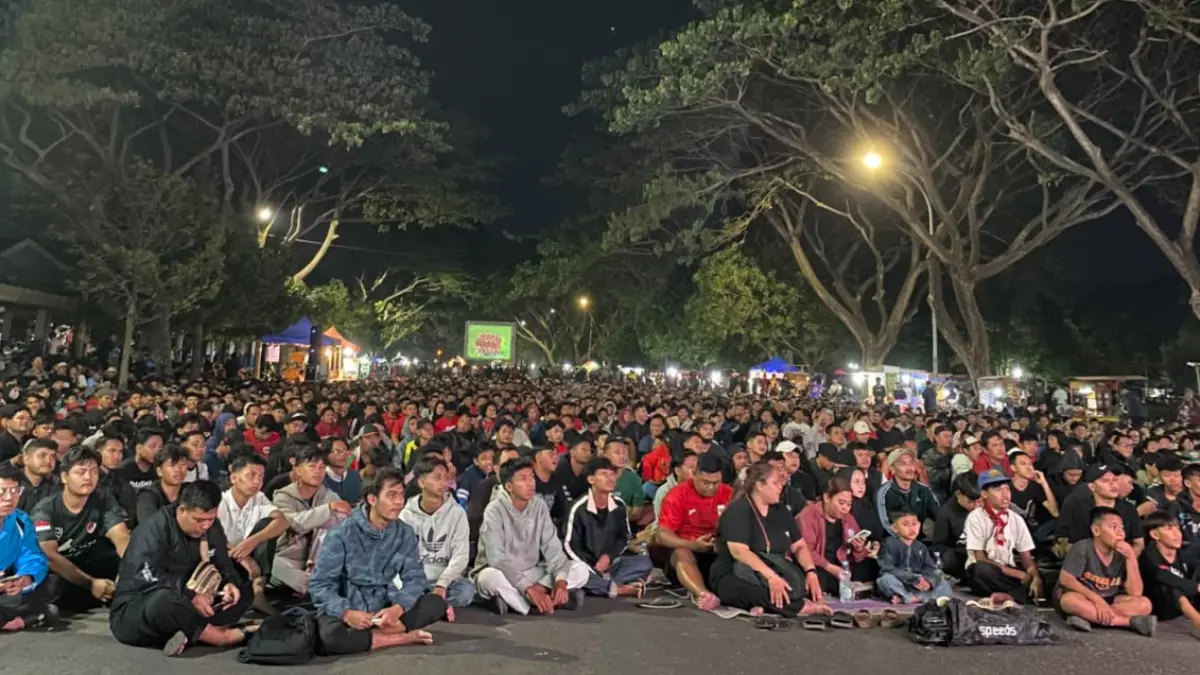 Nobar timnas Indonesia vs Thailand di kawasan SLG Kediri. (EMILIA SUSANTI)