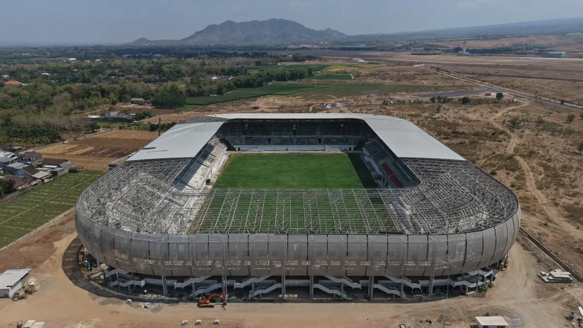 Penampakan Stadion GDJ yang terus dikebut. (Foto Wahyu Adji)
