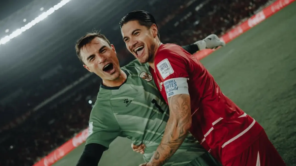 Emil Audero merayakan juara bersama Kevin Diks. (Instagram Emil Audero)
