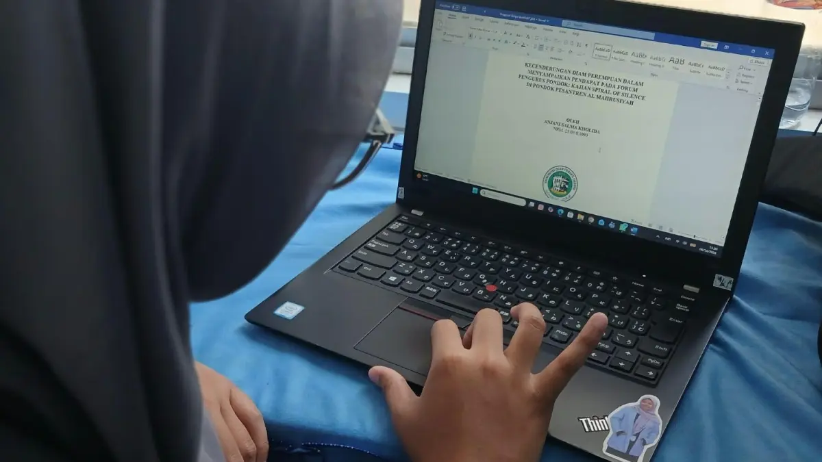 mahasiswa sementer 7 sedang menyelesaikan tugas akhir