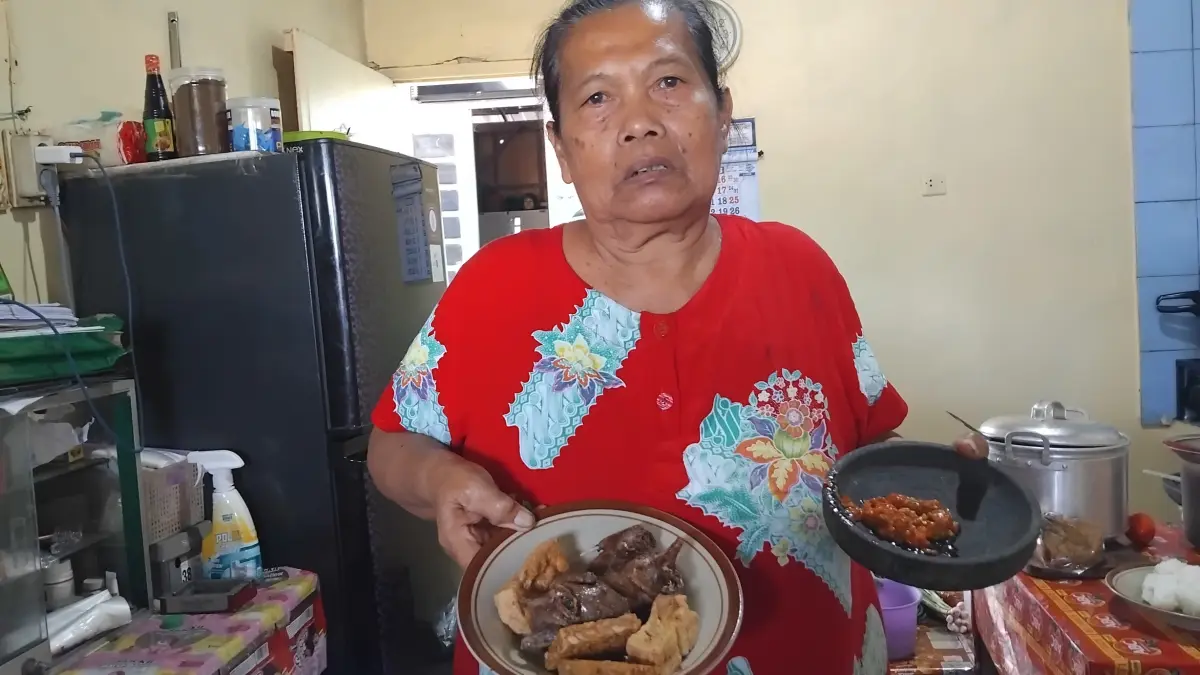 Mak Wiji memperlihatkan menu lalapan yang dijualnya (Diana Yunita)