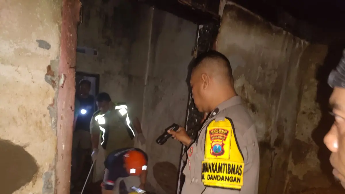 Petugas gabungan berada di TKP rumah kebakaran di Dandangan Kota Kediri.
