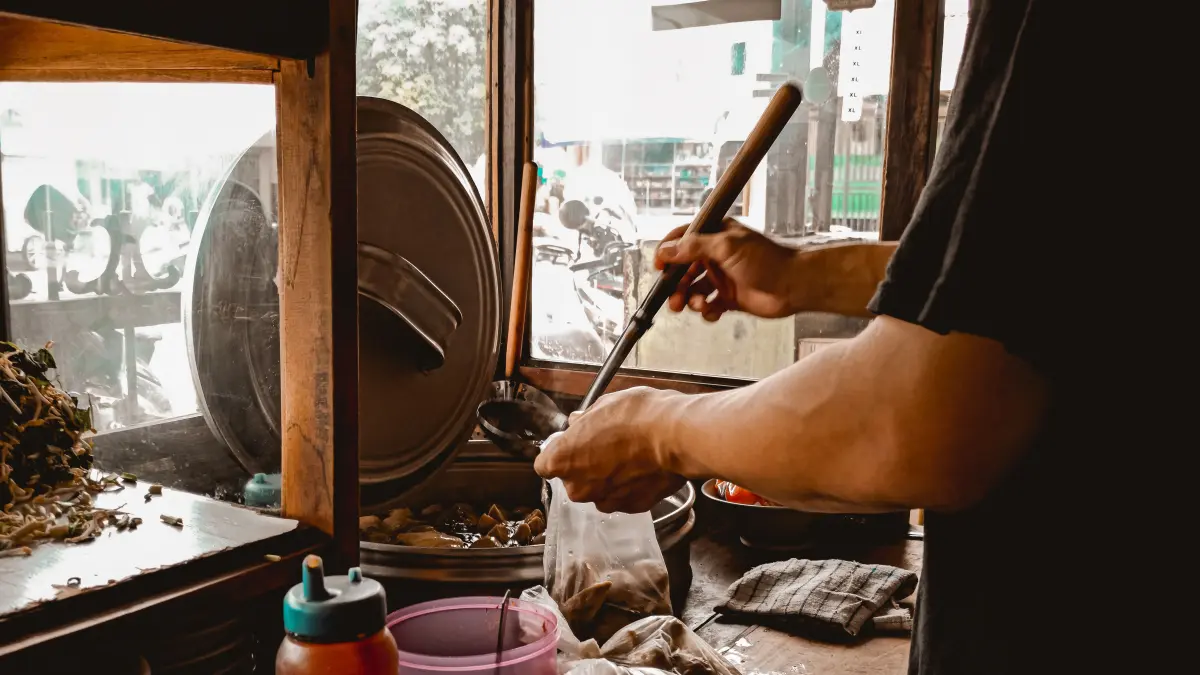Ilustrasi penjual makanan sedang menyiapkan pesanan untuk pembeli. (Pexels)