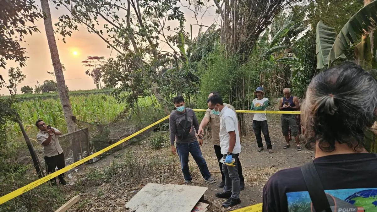 Penyidik dan tim inavis saat lakukan olah TKP. (istimewa)