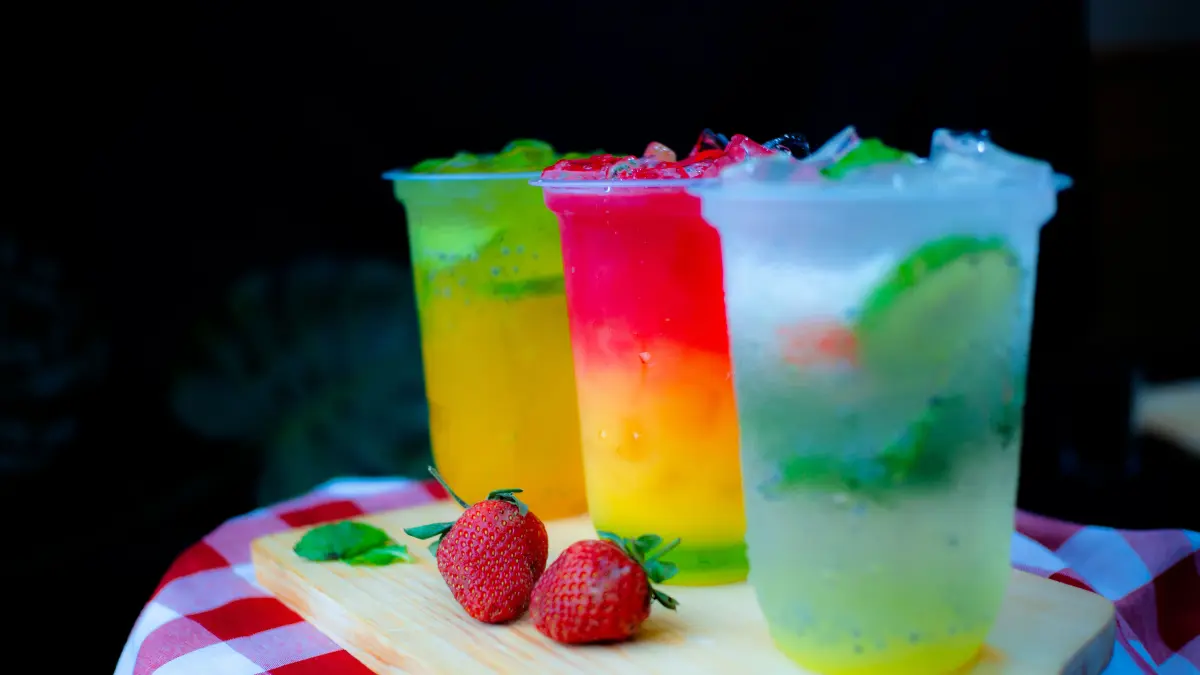 Ilustrasi aneka minuman dingin yang bisa dinikmati saat cuaca panas. (Pexels)