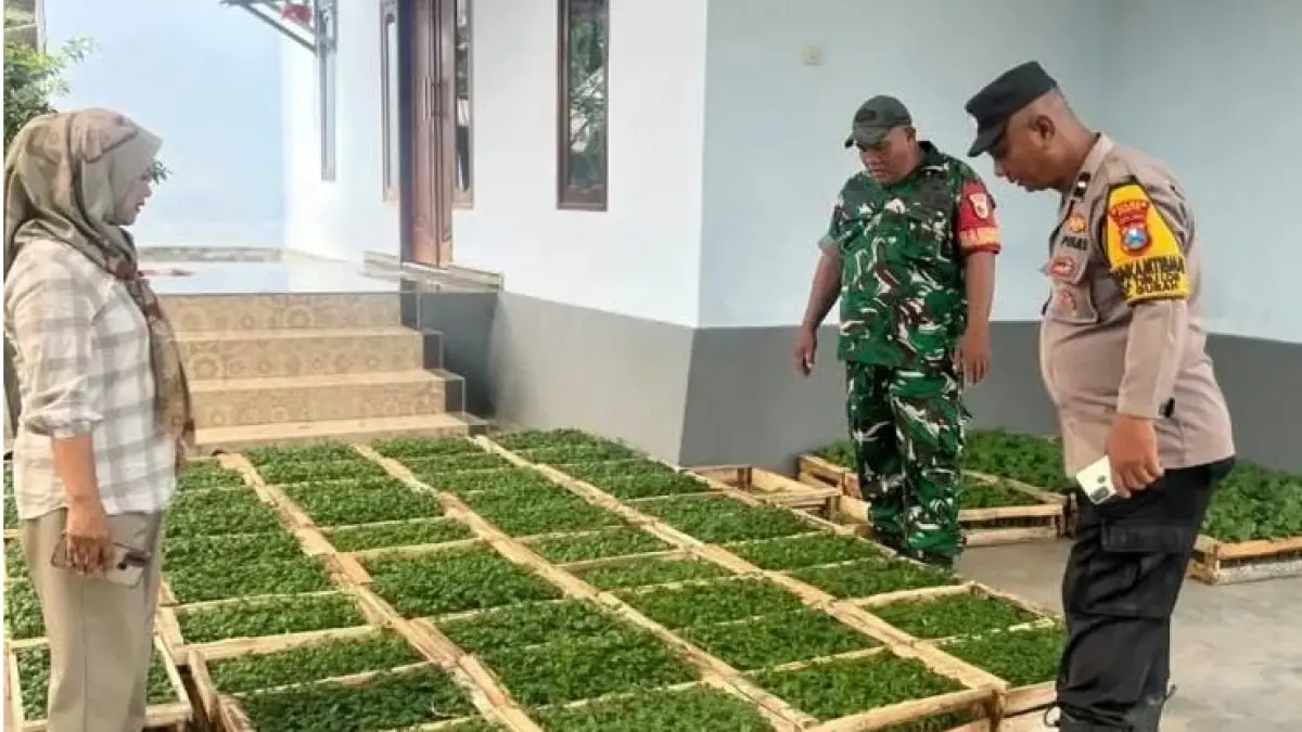 Polsek Gurah saat lakukan pendampingan dengan petani. (Foto Polsek Gurah)