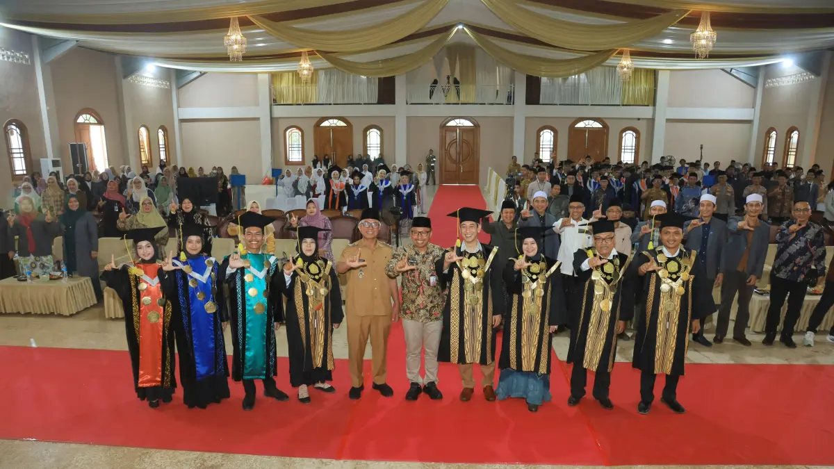 Institut Teknologi Al-Mahrusiyah (ITAMA) Lirboyo, Kota Kediri menggelar wisuda perdana.
