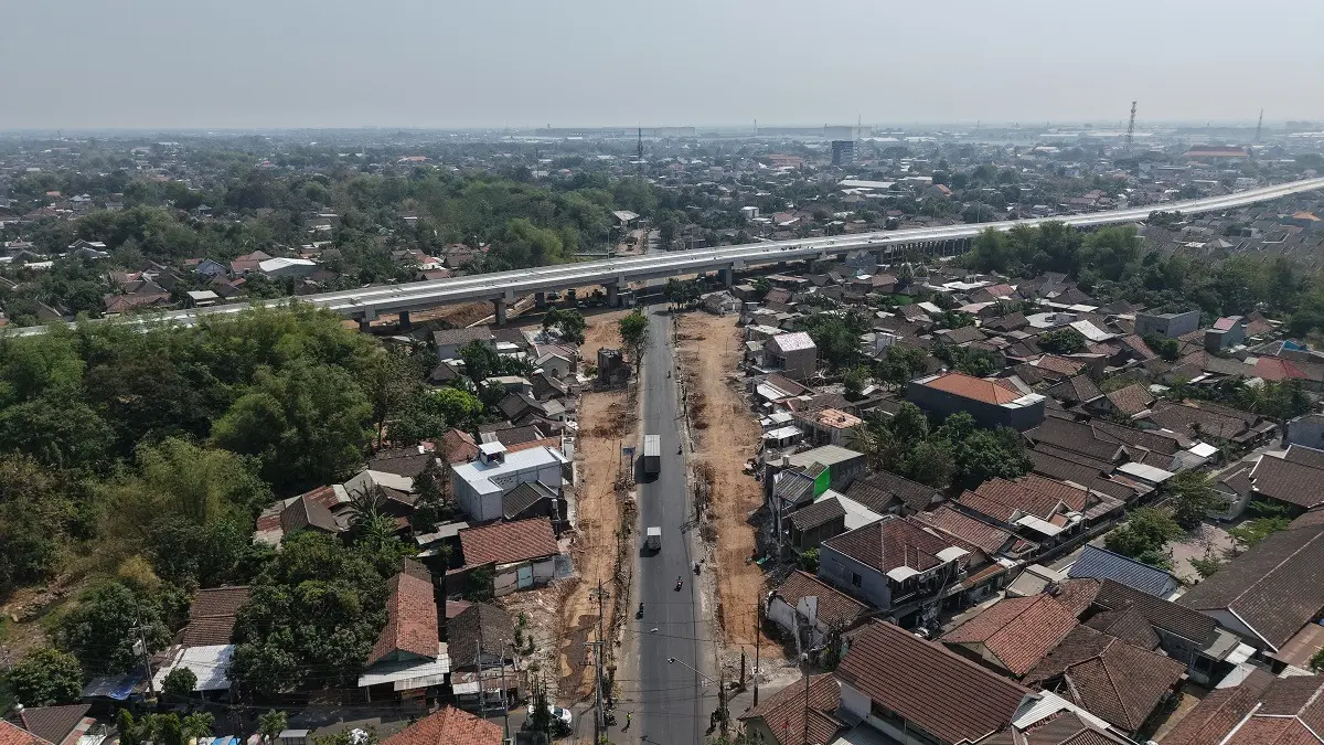 TOL LAYANG: Jalan Tol Akses Bandara Dhoho yang melintasi Jl Suparjan Mangun Wijaya difoto dari udara. Pelebaran jembatan di ruas yang akan menjadi on ramp dan off ramp tol itu membuat Jl Suparjan Mangun Wijaya akan ditutup mulai 22 Oktober nanti. (Foto: Wahyu Adji)
