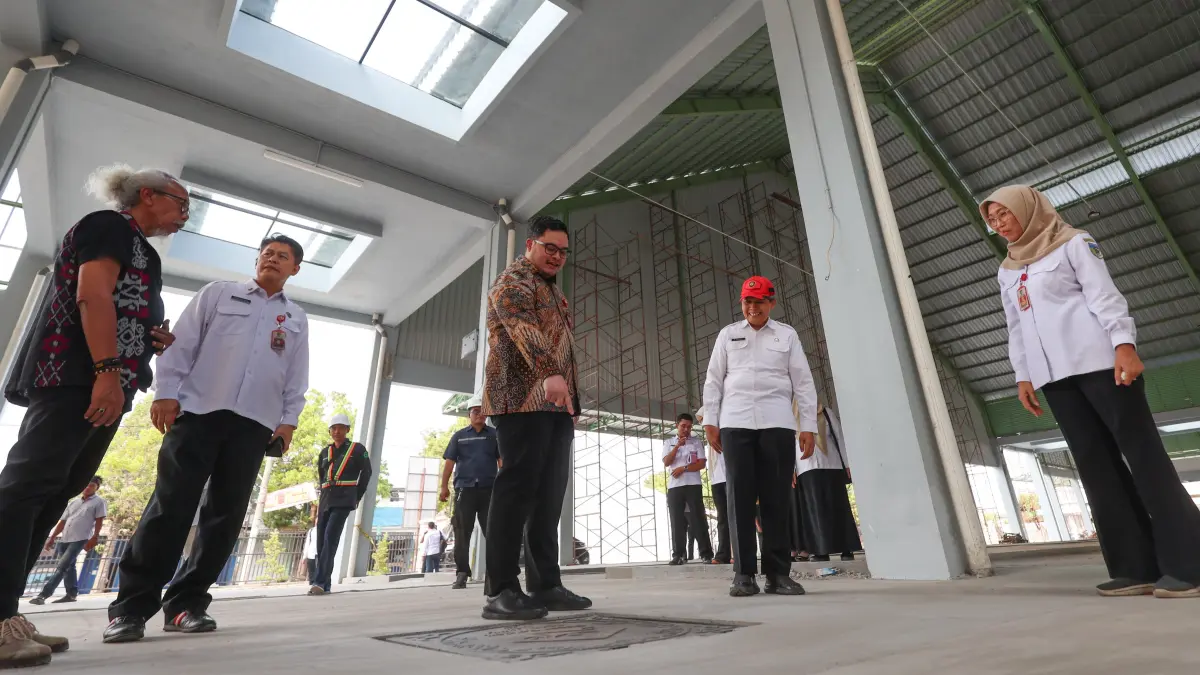 Bupati Dhito dan jajaran mengecek Pasar Ngadiluwih. (Wahyu Adji/JPRK)