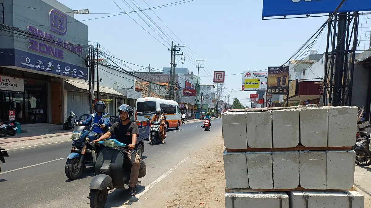 Pengendara motor melintas di Jalan Panglima Besar Sudirman yang masih dalam proses perbaikan drainasenya. (Foto: Ayu Isma)