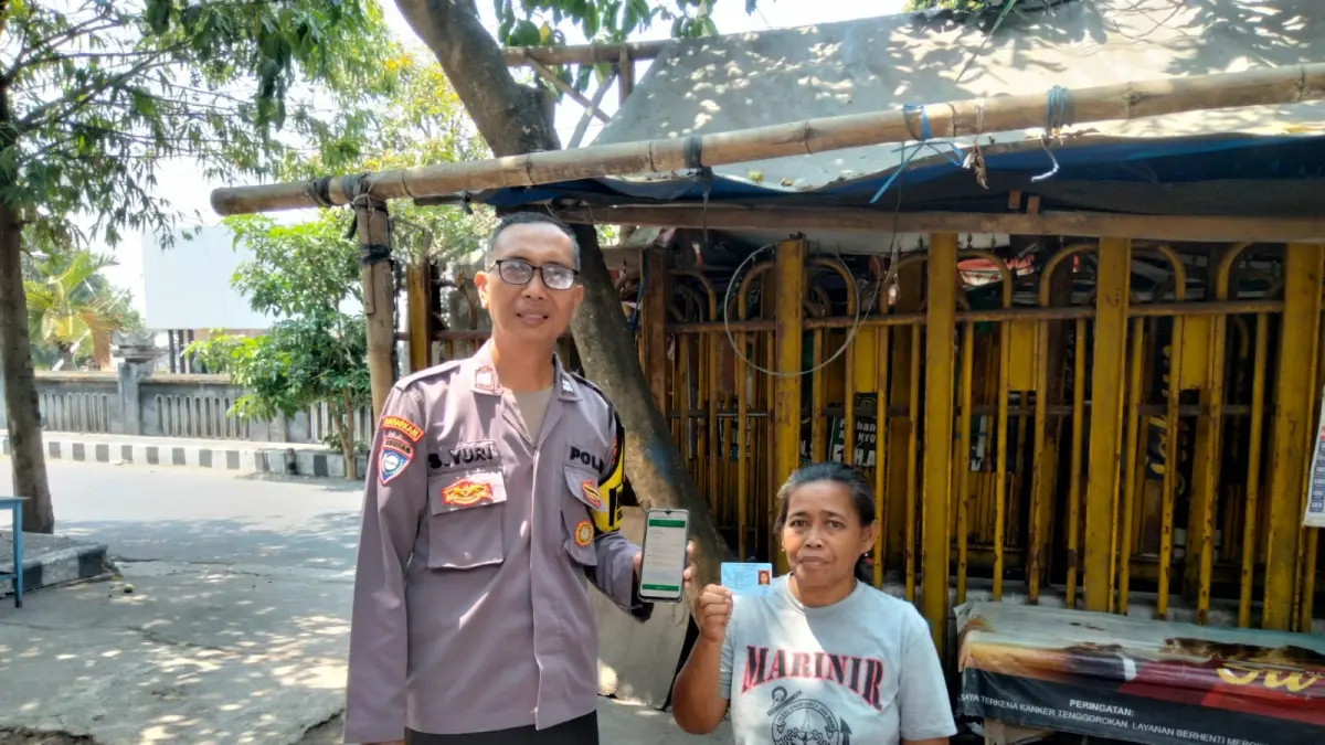 Polisi bantu warga daftar Perlinsos. (Humas Polres Kediri Kota for JPRK)