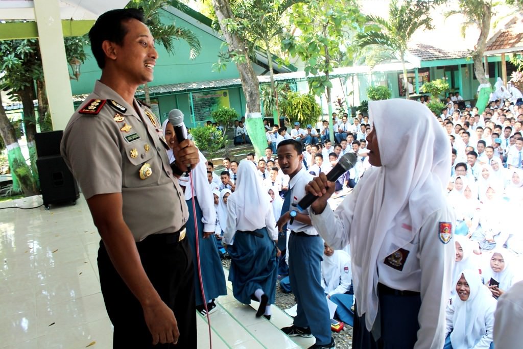 kapolres-jadi-guru-di-sman-1-tanjunganom