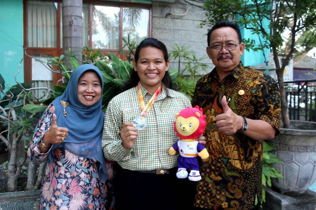 ayu-fitriani-atlet-tolak-peluru-sman-8-kediri-di-ajang-internasional