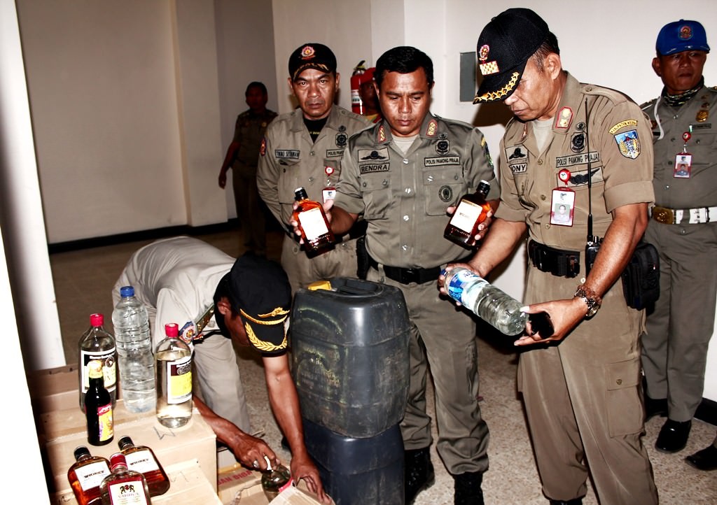 satpol-pp-gerebek-miras-dapati-bukti-di-bawah-meja-toko