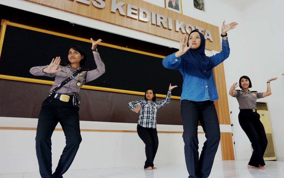 bripda-nurysta-t-sugiarto-anggota-satreskrim-yang-juga-pelatih-tari