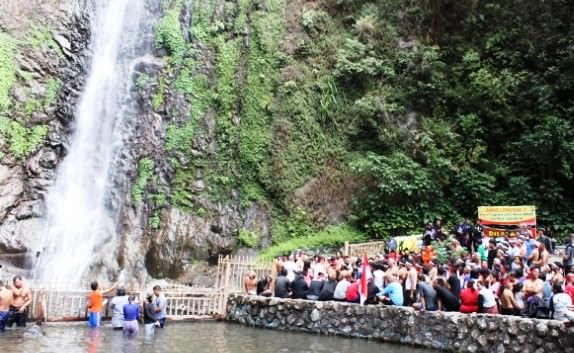 pengunjung-sedudo-membeludak