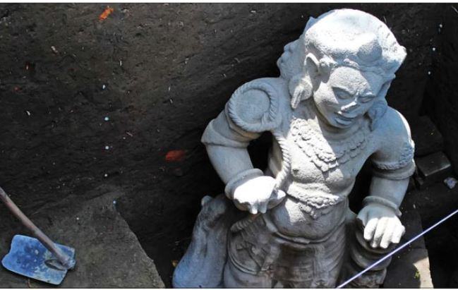 arca-dwarapala-atau-nandicwara