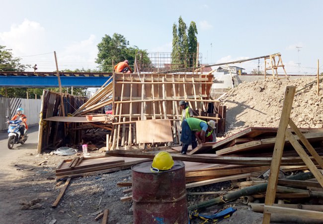 pasang-paku-bumi-jalan-ar-saleh-ditutup
