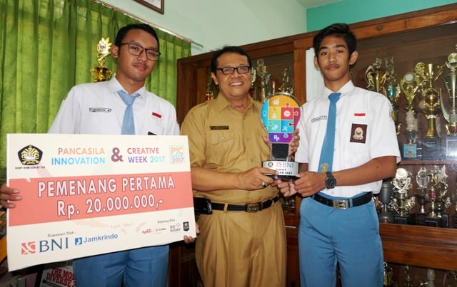 farkhan-dan-andreas-siswa-sman-4-kediri-ciptakan-smart-field-system