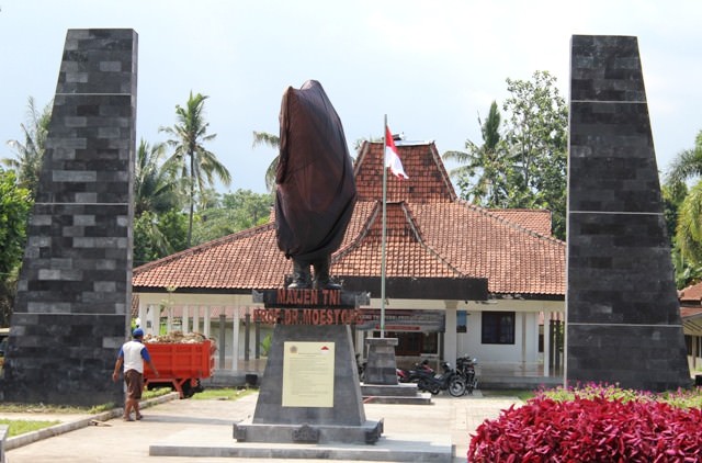 ada-pahlawan-moestopo-di-taman-ini