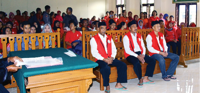 ratusan-buruh-rokok-datangi-pengadilan