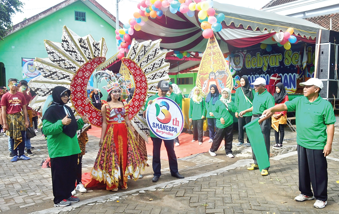 parade-kostum-unik-meriahkan-jalan-santai-sman-1-pace