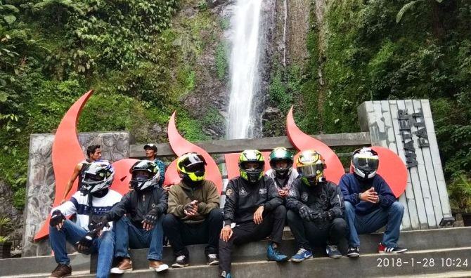 jadi-perhatian-karena-pakai-helm-di-lokasi-wisata